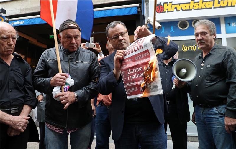 Non-parliamentary party protests outside Serb National Council