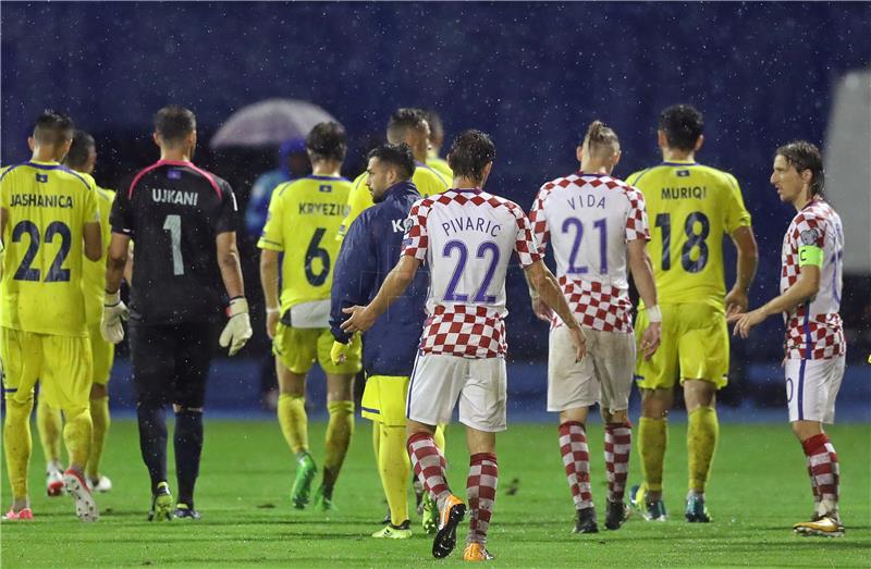 Radi kišom natopljenog terena utakmica za odlazak na SP u nogometu 2018. između Hrvatske i Kosova prekinuta