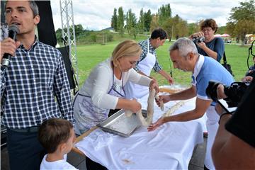 Štrudlafest u Jaškovu brendiran Guinnessovim rekordnim štrudlom 2015. 