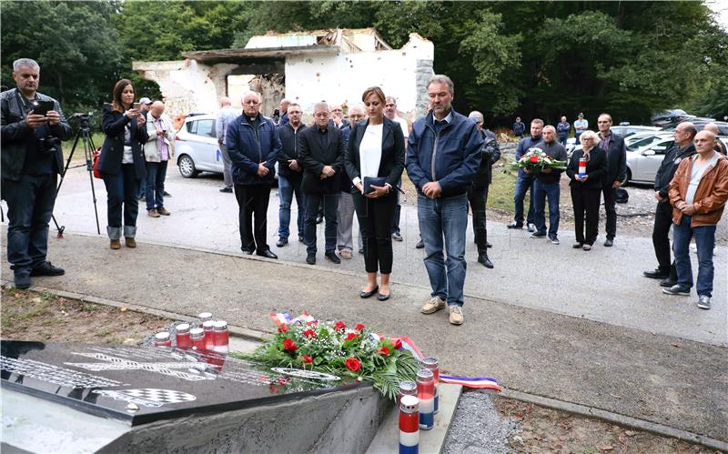 Položeni vijenci i zapaljene svijeće pred spomen pločom  HOS-a