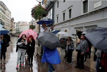 Turisti na kišnom Korzu