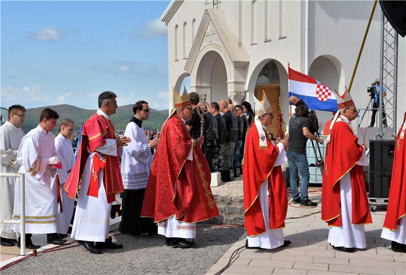 Dan hrvatskih mučenika počeo križnim putom s Krbavskog polja prema crkvi 