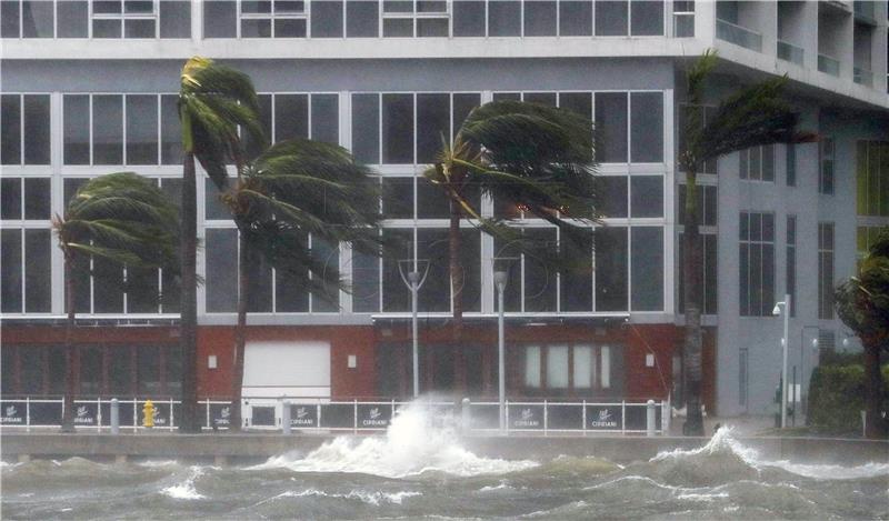 Irma uzela prve žrtve na Floridi, troje mrtvih u prometnim nesrećama