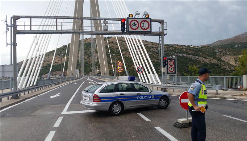 Dubrovnik - vjetar prevrnuo prikolicu s mosta, čupao stabla