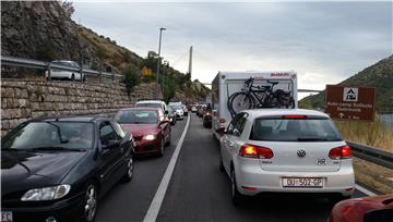 Dubrovnik - vjetar prevrnuo prikolicu s mosta, čupao stabla