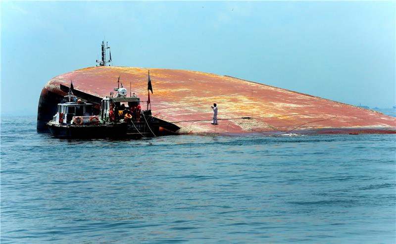 AT SEA SINGAPORE SHIP COLLISION