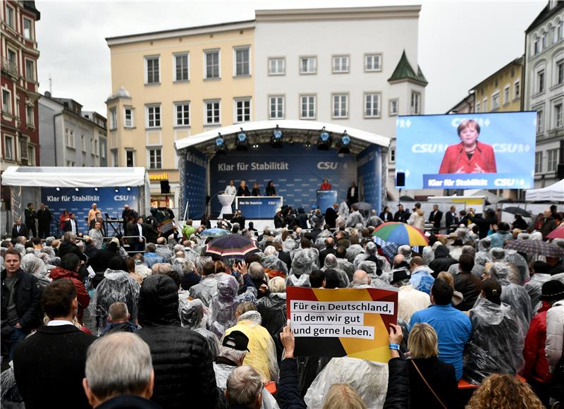 Merkel prijeti Mađarskoj financijskim posljedicama zbog migranata