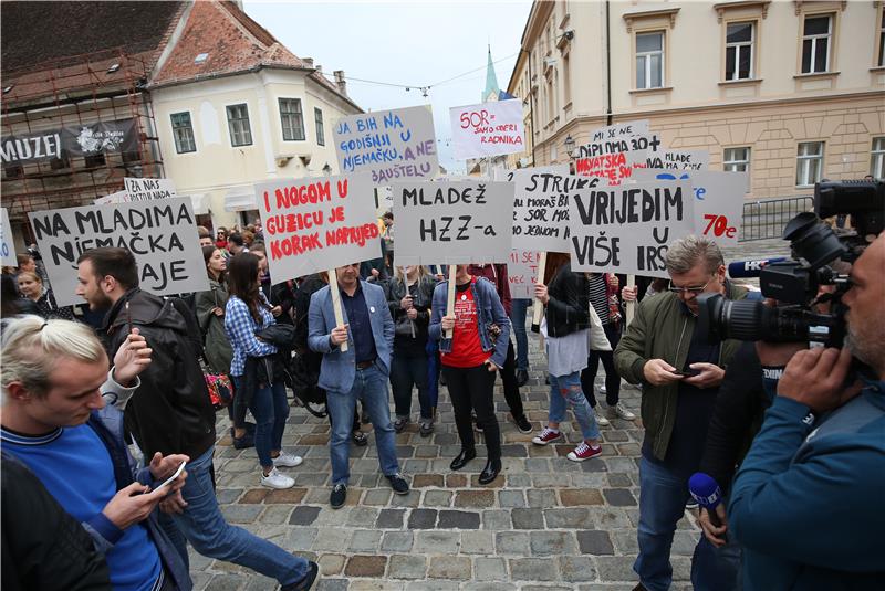 Prosvjed Inicijative 'Vrijedim više' pod nazivom 'Od mjere do barijere - Mladi vrijede više'