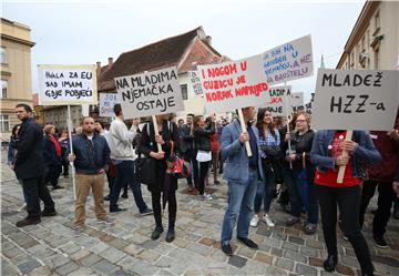 Prosvjed Inicijative 'Vrijedim više' pod nazivom 'Od mjere do barijere - Mladi vrijede više'