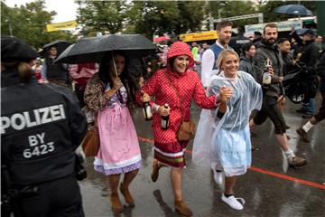 Stotine ljudi na službenom otvorenju Oktoberfesta