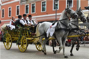 52nd Vinkovci Autumn Festival sees folklore troupes walking in procession 