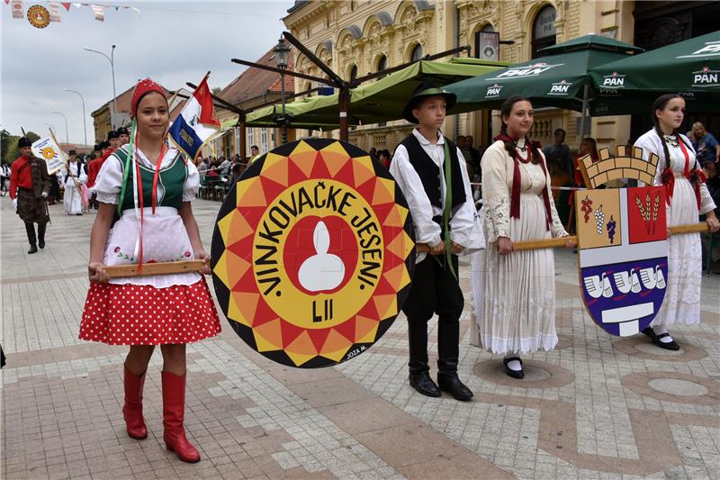 52nd Vinkovci Autumn Festival sees folklore troupes walking in procession