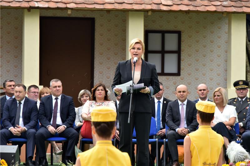 52nd Vinkovci Autumn Festival sees folklore troupes walking in procession