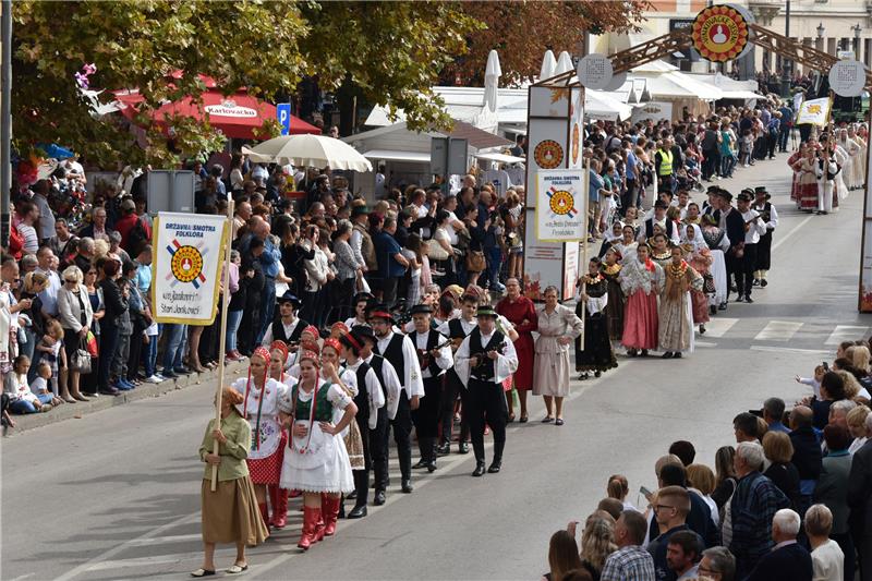 52nd Vinkovci Autumn Festival sees folklore troupes walking in procession