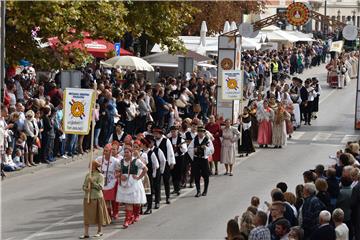 52nd Vinkovci Autumn Festival sees folklore troupes walking in procession