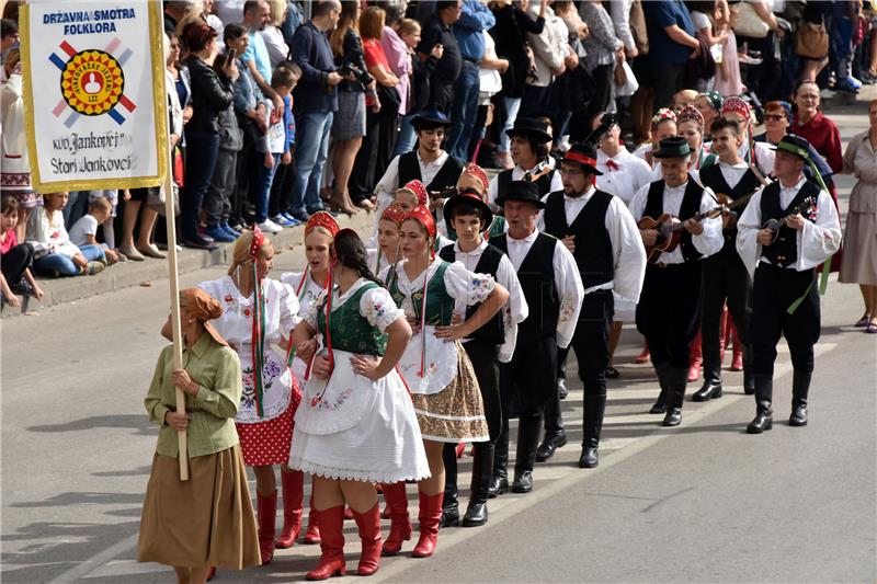 52nd Vinkovci Autumn Festival sees folklore troupes walking in procession