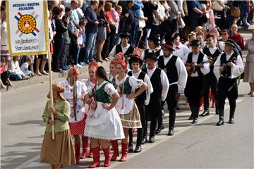 52nd Vinkovci Autumn Festival sees folklore troupes walking in procession