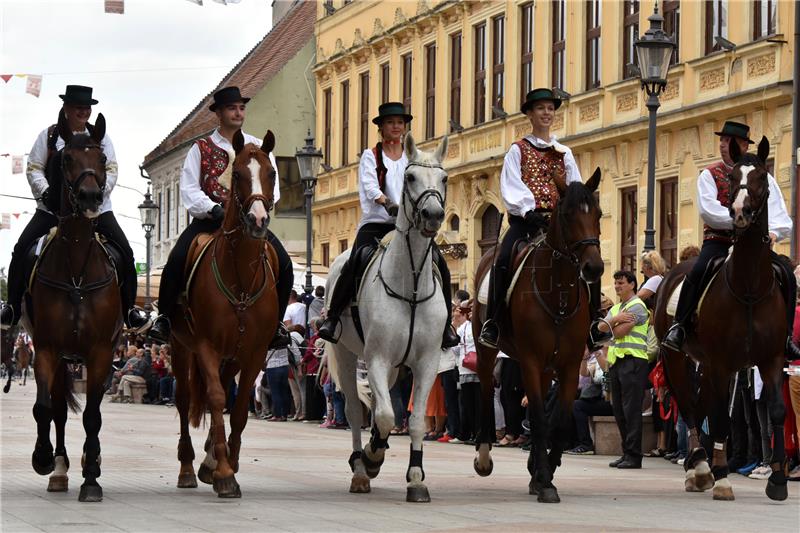 U svečanom mimohodu 52. Vinkovačkih jeseni oko 4.000 čuvara tradicijske baštine