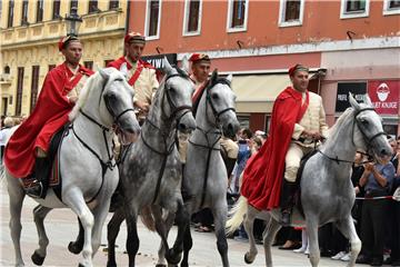 U svečanom mimohodu 52. Vinkovačkih jeseni oko 4.000 čuvara tradicijske baštine