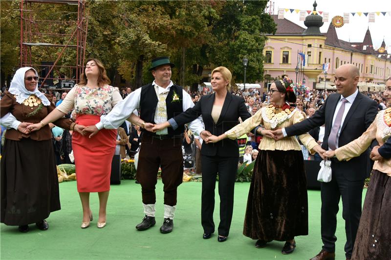 U svečanom mimohodu 52. Vinkovačkih jeseni oko 4.000 čuvara tradicijske baštine