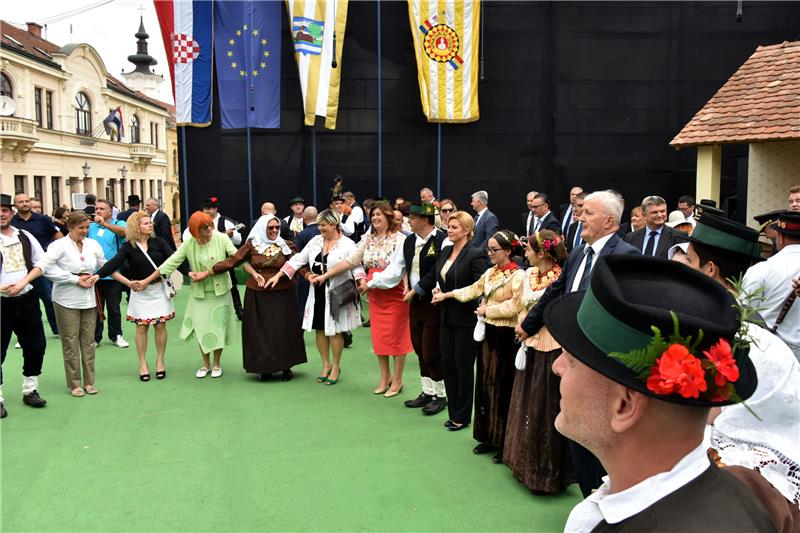 U svečanom mimohodu 52. Vinkovačkih jeseni oko 4.000 čuvara tradicijske baštine