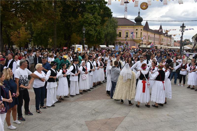 U svečanom mimohodu 52. Vinkovačkih jeseni oko 4.000 čuvara tradicijske baštine