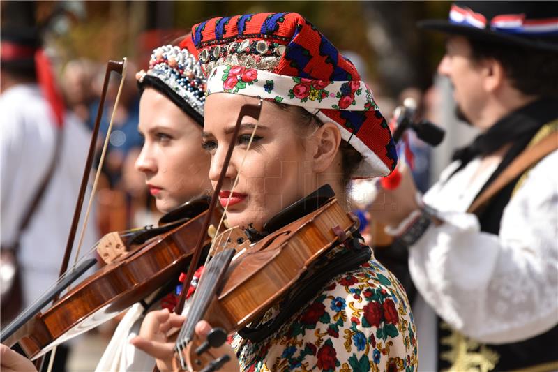 U svečanom mimohodu 52. Vinkovačkih jeseni oko 4.000 čuvara tradicijske baštine