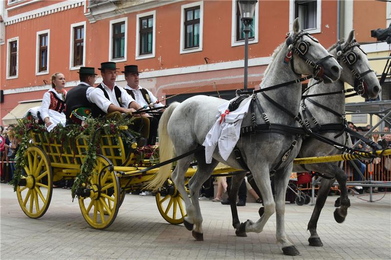 U svečanom mimohodu 52. Vinkovačkih jeseni oko 4.000 čuvara tradicijske baštine