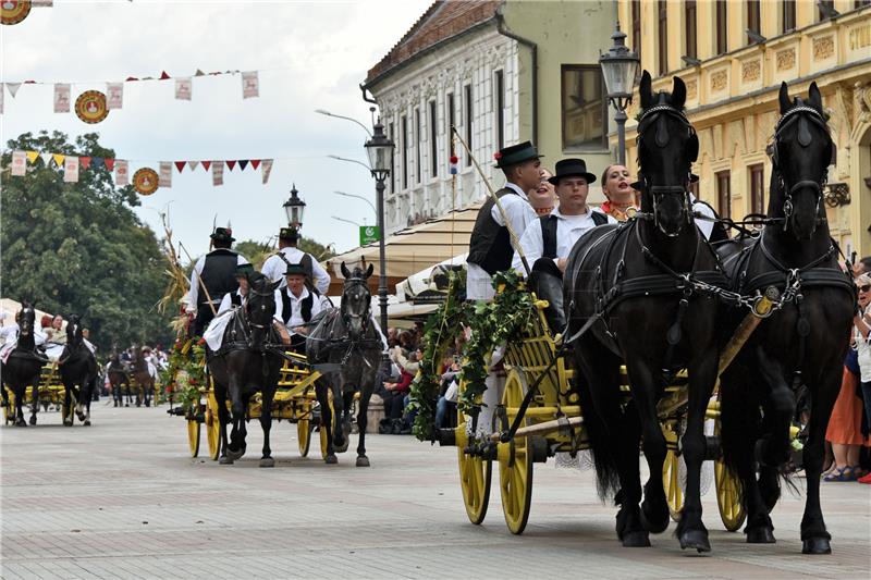 U svečanom mimohodu 52. Vinkovačkih jeseni oko 4.000 čuvara tradicijske baštine