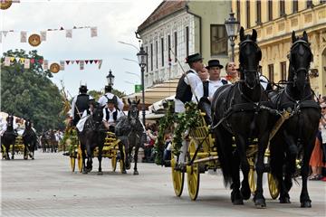 U svečanom mimohodu 52. Vinkovačkih jeseni oko 4.000 čuvara tradicijske baštine