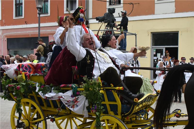 U svečanom mimohodu 52. Vinkovačkih jeseni oko 4.000 čuvara tradicijske baštine