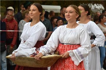 U svečanom mimohodu 52. Vinkovačkih jeseni oko 4.000 čuvara tradicijske baštine