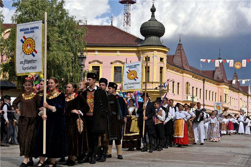 U svečanom mimohodu 52. Vinkovačkih jeseni oko 4.000 čuvara tradicijske baštine