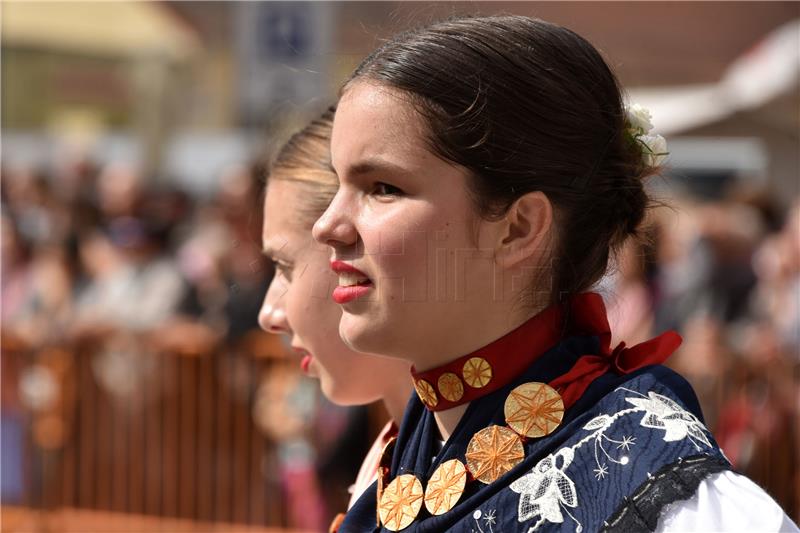 U svečanom mimohodu 52. Vinkovačkih jeseni oko 4.000 čuvara tradicijske baštine