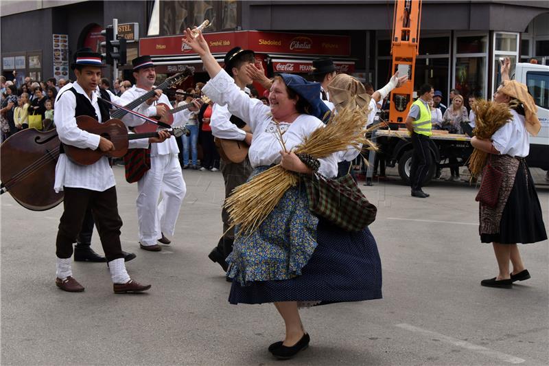 U svečanom mimohodu 52. Vinkovačkih jeseni oko 4.000 čuvara tradicijske baštine