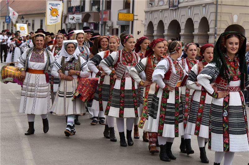 U svečanom mimohodu 52. Vinkovačkih jeseni oko 4.000 čuvara tradicijske baštine