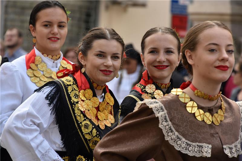 U svečanom mimohodu 52. Vinkovačkih jeseni oko 4.000 čuvara tradicijske baštine