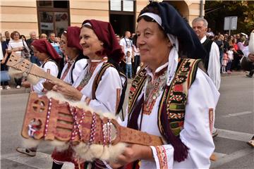 U svečanom mimohodu 52. Vinkovačkih jeseni oko 4.000 čuvara tradicijske baštine