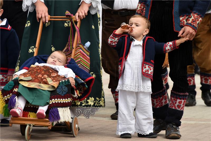 U svečanom mimohodu 52. Vinkovačkih jeseni oko 4.000 čuvara tradicijske baštine