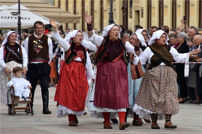 U svečanom mimohodu 52. Vinkovačkih jeseni oko 4.000 čuvara tradicijske baštine