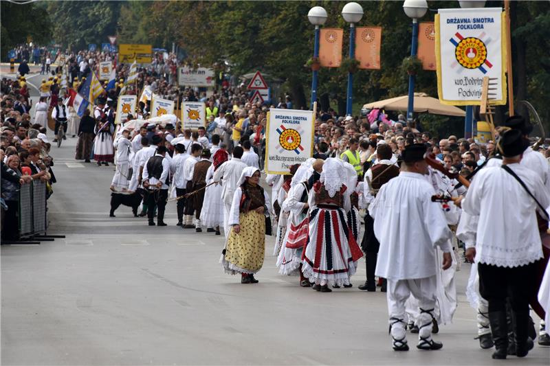 U svečanom mimohodu 52. Vinkovačkih jeseni oko 4.000 čuvara tradicijske baštine