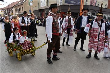 U svečanom mimohodu 52. Vinkovačkih jeseni oko 4.000 čuvara tradicijske baštine