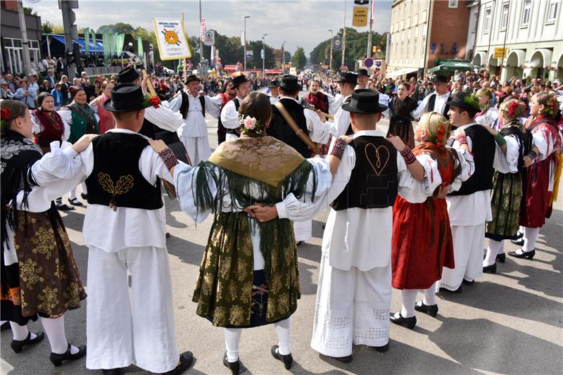 U svečanom mimohodu 52. Vinkovačkih jeseni oko 4.000 čuvara tradicijske baštine