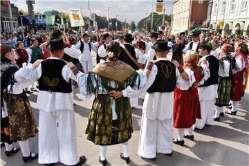 U svečanom mimohodu 52. Vinkovačkih jeseni oko 4.000 čuvara tradicijske baštine