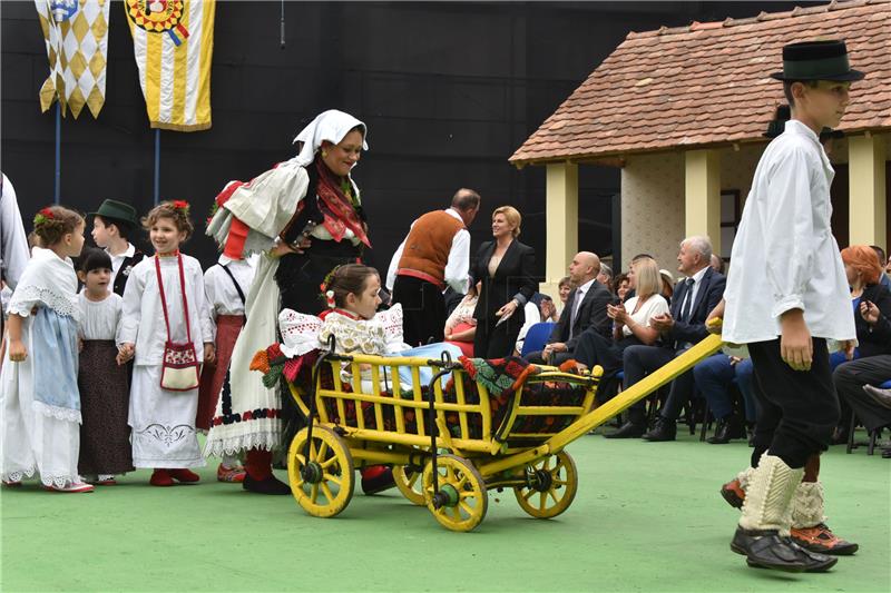 U svečanom mimohodu 52. Vinkovačkih jeseni oko 4.000 čuvara tradicijske baštine