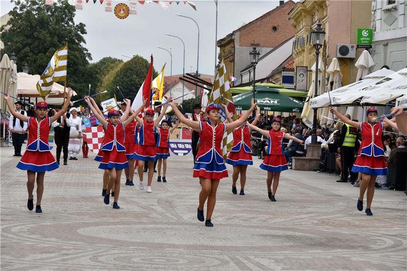 U svečanom mimohodu 52. Vinkovačkih jeseni oko 4.000 čuvara tradicijske baštine