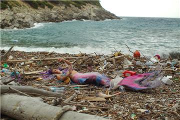 Greenpeace sa ''sirenom Sunčanom'' čistio plažu na Mljetu od plastike