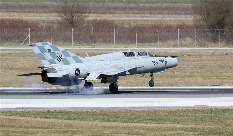 Fighter plane overhaul case goes on trial