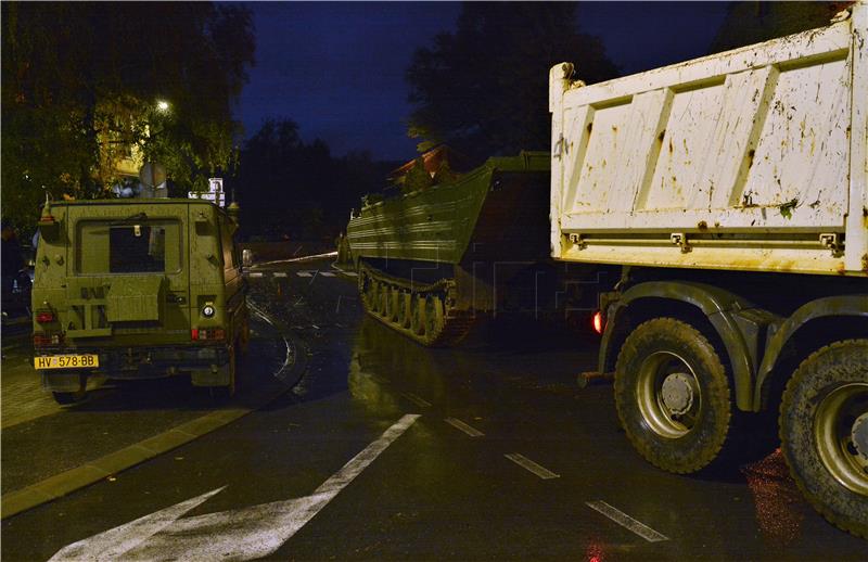 72 vojnika, 12 pumpi za vodu i amfibija u Ogulinu