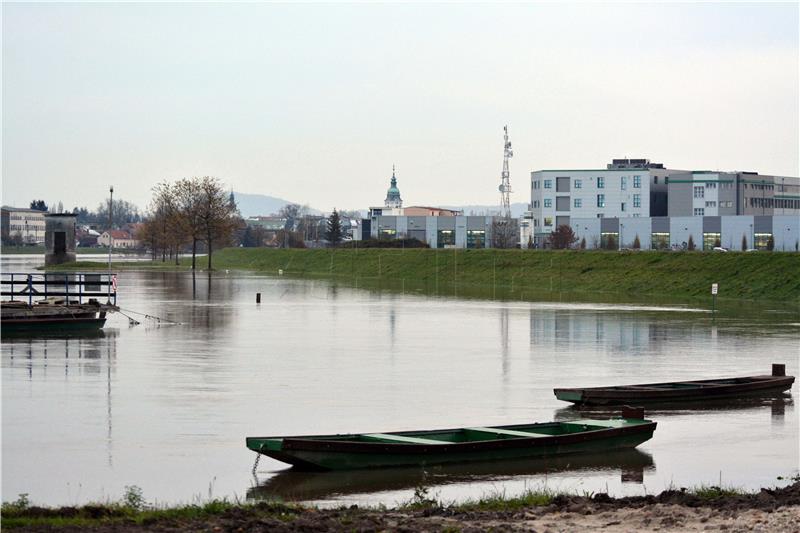 U Karlovcu se ne očekuje poplava, no Stožer zasjeda kontinuirano i puni se tisuće vreća s pijeskom